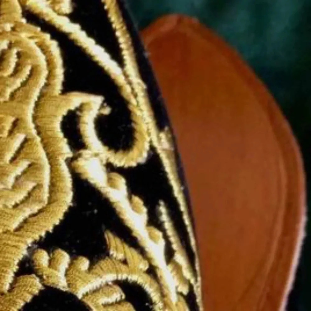 Handcrafted Embroidered velvet Moroccan Babouche - Picture 6 of 6